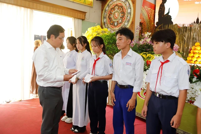 Phó Giám đốc Sở Giáo dục - Đào tạo tỉnh Tiền Giang trao học bổng cho các em học sinh