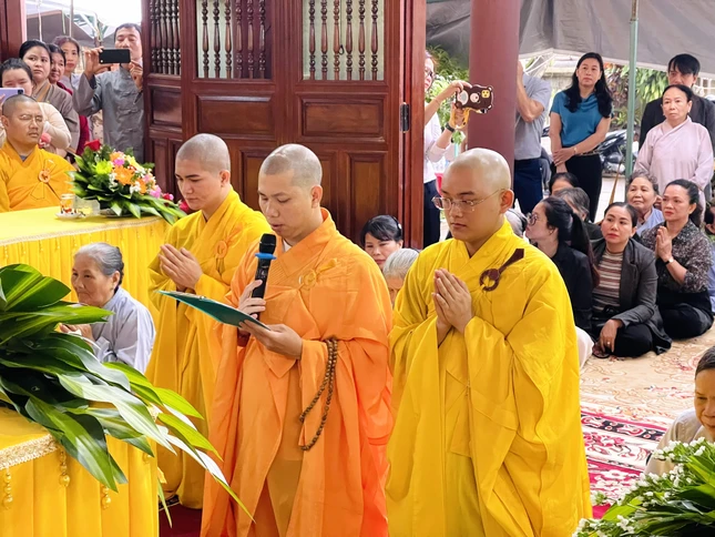 Đại đức Thích Đồng Tâm dâng lời phát nguyện Đại đức Thích Đồng Tâm dâng lời phát nguyện