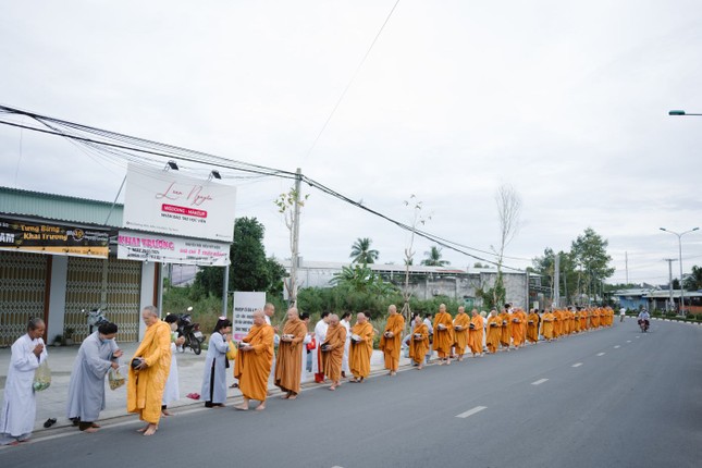Chư hành giả khất thực hóa duyên, tái hiện nét đẹp Tăng đoàn thời Đức Phật còn tại thế