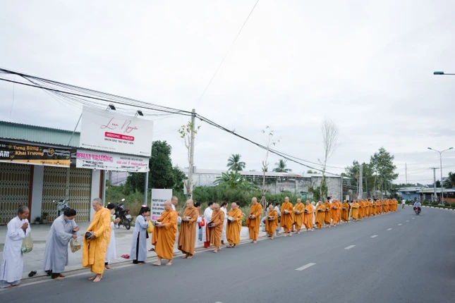 Chư hành giả khất thực hóa duyên, tái hiện nét đẹp Tăng đoàn thời Đức Phật còn tại thế