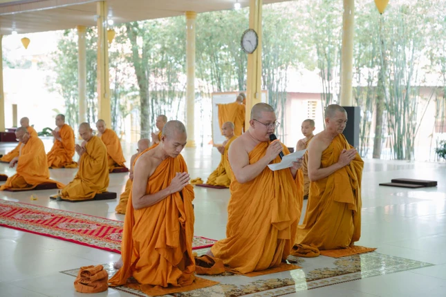 Đại đức Thích Minh Hùng thay mặt chư hành giả tham dự khóa tu dâng lời cảm niệm