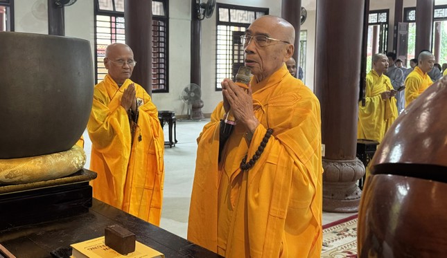 Trưởng lão Hòa thượng Thích Quang Nhuận cử hành lễ cúng ngọ truyền thống Trưởng lão Hòa thượng Thích Quang Nhuận cử hành lễ cúng ngọ truyền thống