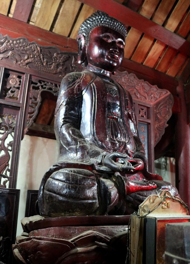 Chùa Giai hiện còn lưu giữ nhiều pho tượng cổ có giá trị