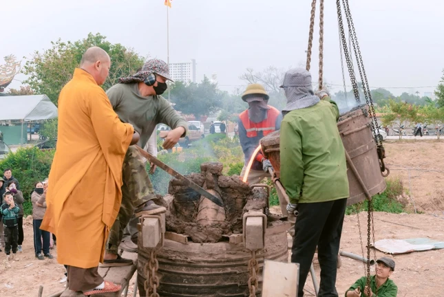 Rót đồng đúc đại hồng chung chùa Vĩnh Yên