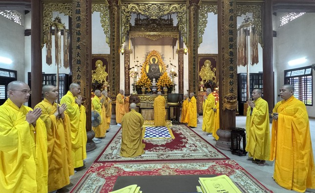 Lễ cúng ngọ tại chánh điện tổ đình Từ Đàm Lễ cúng ngọ tại chánh điện tổ đình Từ Đàm