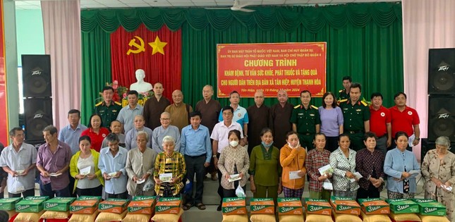 Trao quà đến người dân có hoàn cảnh khó khăn tại xã Tân Hiệp, H.Thạnh Hóa, Long An