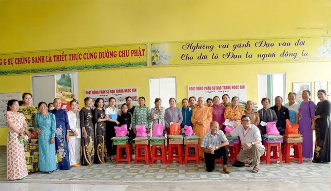 Trao quà đến các hoàn cảnh khó khăn