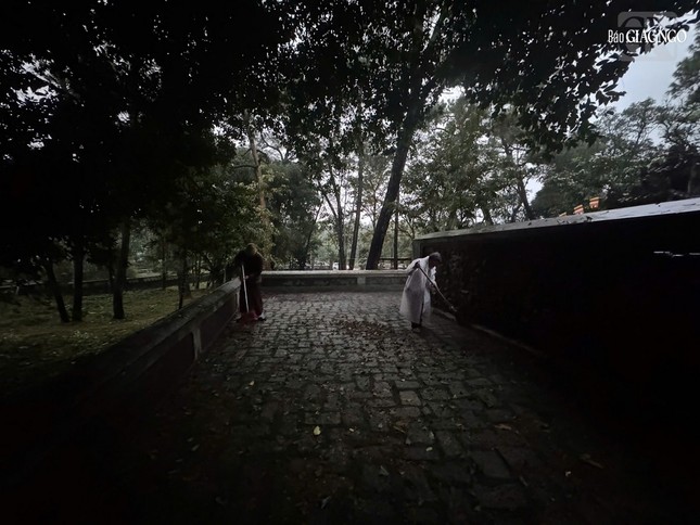 Từ sáng sớm Tăng Ni, Phật tử đã trở về núi Thiên Thai phát quang cây cỏ dự lễ tảo tháp