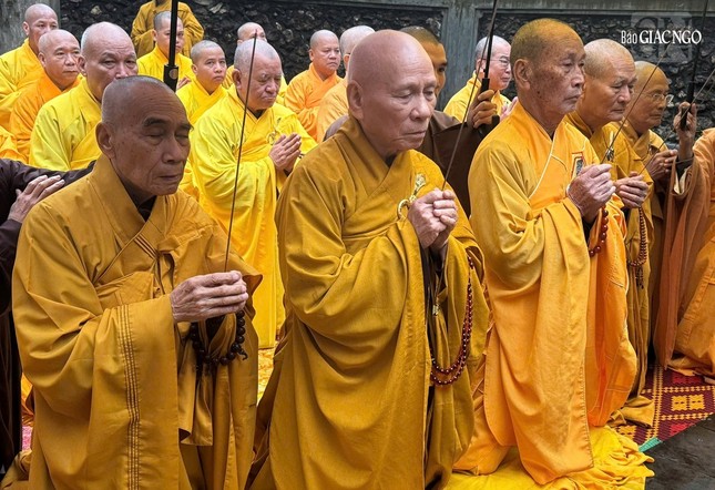 Chư tôn giáo phẩm dâng hương tưởng niệm