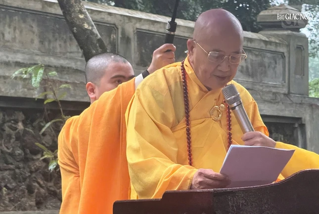 Hòa thượng Thích Khế Chơn cung tuyên tiểu sử Tổ sư Thiệt Diệu Liễu Quán