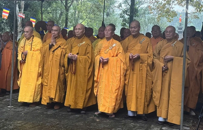 Hàng đệ tử vân tập trước bảo tháp Tổ sư...