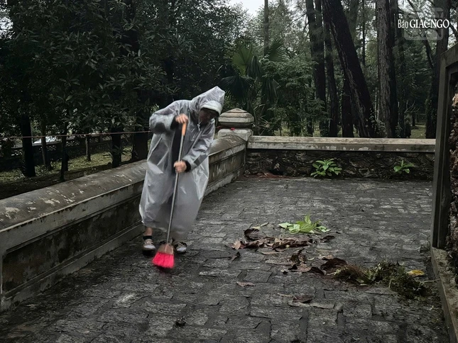 Lễ tảo tháp Tổ sư Liễu Quán là một trong số những sinh hoạt đặc thù của Phật giáo tại cố đô