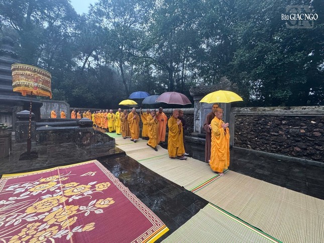 Bảo tháp Vô Lượng Quang của Tổ sư Liễu Quán dưới chân núi Thiên Thai