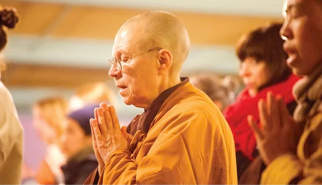 Người phương Tây xuất gia, tu học với Thiền sư Thích Nhất Hạnh - một vị sư người Việt, người đã thành lập các trung tâm thiền trên bốn châu lục và xuất bản hàng chục cuốn sách, một trong những vị thầy lớn đến từ châu Á vào thế kỷ XX - Ảnh: Làng Mai