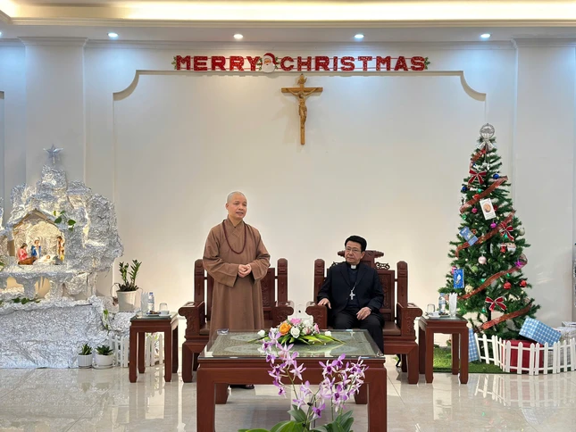 Thượng tọa Thích Minh Quang phát biểu chúc mừng Giáng sinh đến các vị Giám mục, linh mục, tu sĩ, chức sắc tôn giáo và bà con giáo dân