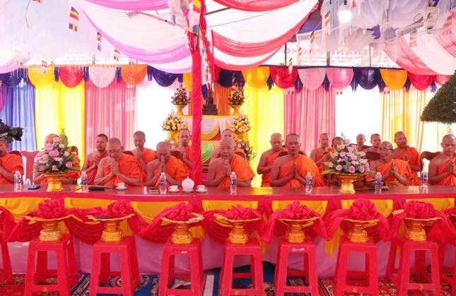 Chư Tăng niệm Phật cầu gia hộ