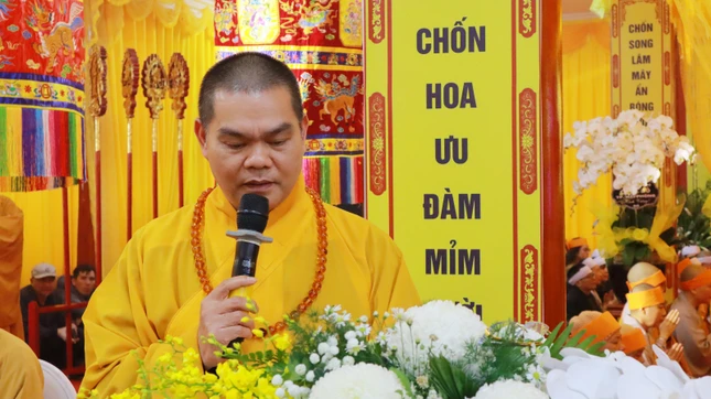 Thượng tọa Thích Trí Sử cung tuyên tiểu sử cố Hòa thượng Thích Thanh Định