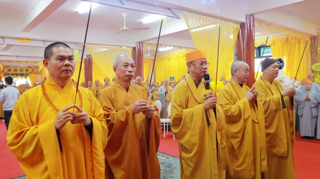 Chư tôn đức dâng hương cầu nguyện