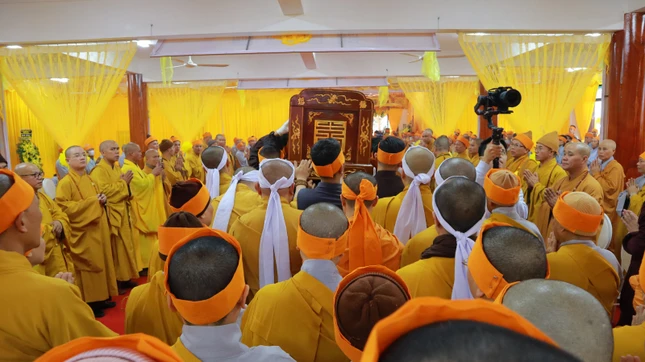 Cung thỉnh kim quan Hòa thượng Thích Thanh Định rời Giác linh đường nhập bảo tháp