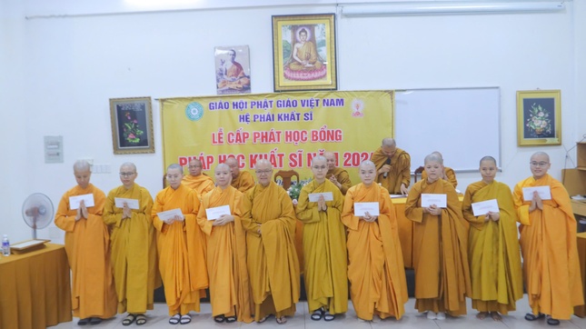 Chư Ni hệ phái Khất sĩ nhận học bổng