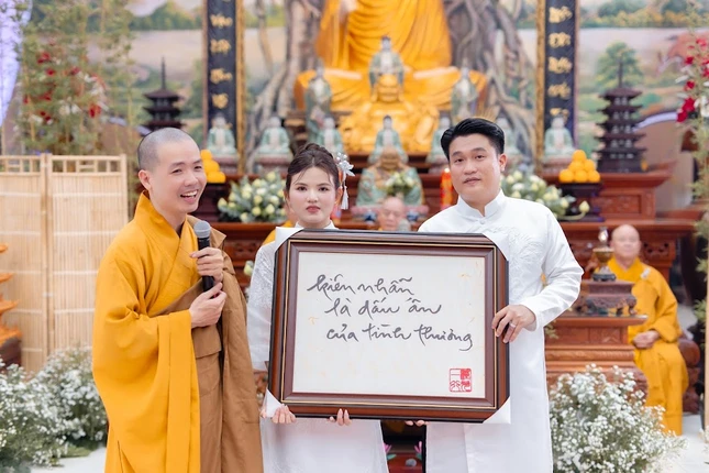 Bức tranh “Kiên nhẫn là dấu ấn của tình thương” được quý thầy tặng là thông điệp mà vợ chồng trẻ tâm đắc, khắc ghi