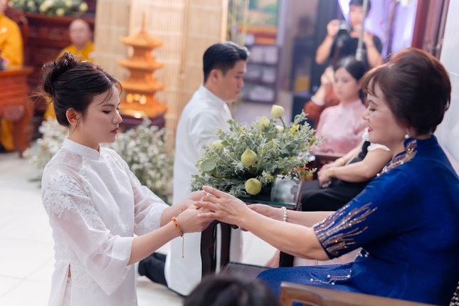 Khoảnh khắc dâng trà cho mẹ trong Lễ hằng thuận của đôi bạn trẻ