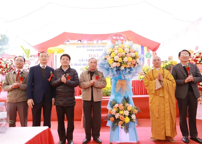 Lãnh đạo tỉnh Hà Tĩnh tặng hoa chúc mừng