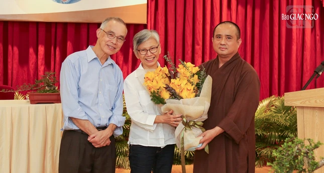 Thượng tọa Thích Tâm Hải tặng hoa tri ân Tiến sĩ Nguyễn Tường Bách cùng phu nhân Đỗ Thị Vinh