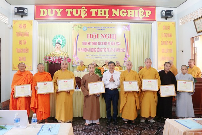 Ông Kiên Banh trao Bằng khen của Chủ tịch UBMTTQVN tỉnh đến tập thể và cá nhân đạt thành tích xuất sắc