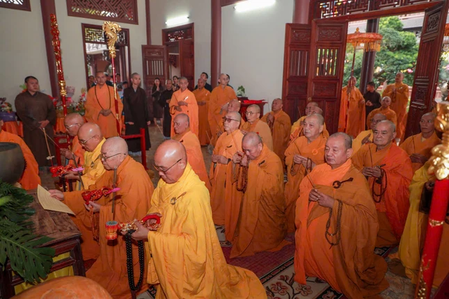 Chư tôn giáo phẩm dâng hương tưởng niệm