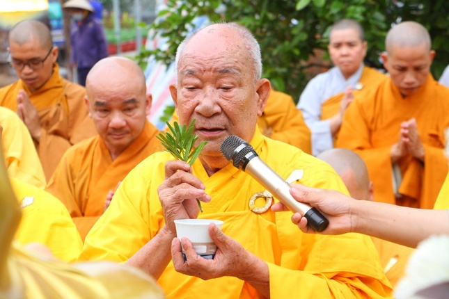 Trưởng lão Hòa thượng Thích Nhật Quang cử hành nghi thức sái tịnh