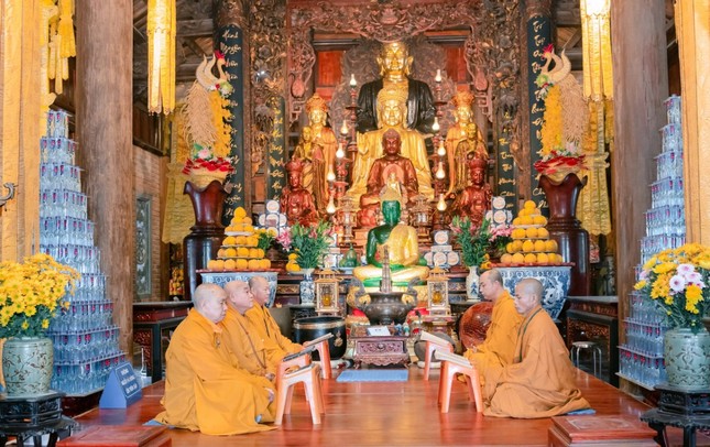 Bố-tát, tụng giới tại chánh điện chùa Đại Bi