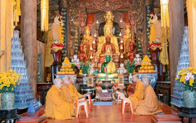 Bố-tát, tụng giới tại chánh điện chùa Đại Bi