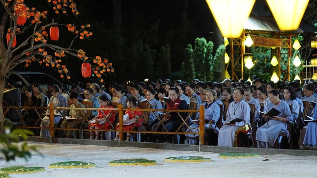 Hơn 1.000 Phật tử tham dự đêm giao thừa đón năm mới 2025 tại chùa Pháp Bảo Hơn 1.000 Phật tử tham dự đêm giao thừa đón năm mới 2025 tại chùa Pháp Bảo