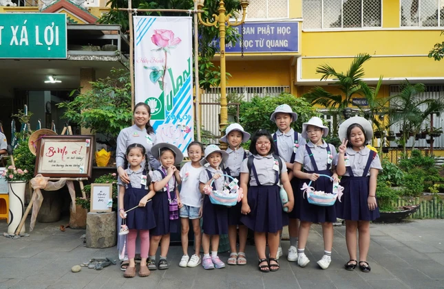 Em nuôi dưỡng yêu thương nơi cửa thiền