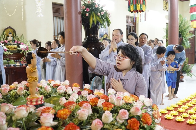 Mùa Phật đản năm 2024, em Tắm Phật và nguyện cầu hạnh phúc cho người thân và các bạn