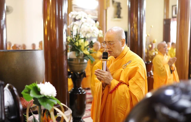 Hòa thượng Thích Huệ Phước sám chủ lễ cúng ngọ truyền thống