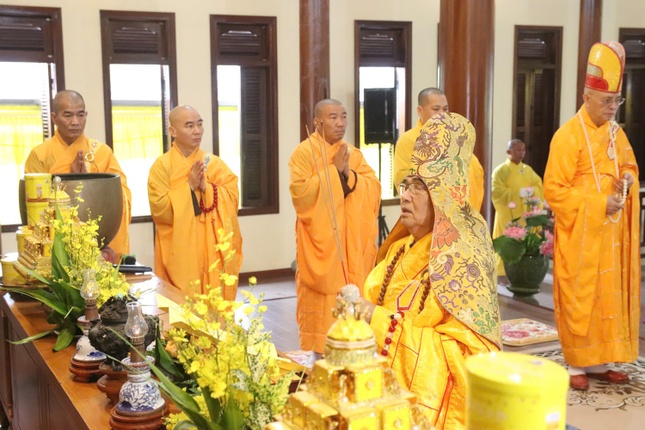 Hòa thượng Thích Chơn Phương niêm hương bạch Phật lễ khai kinh