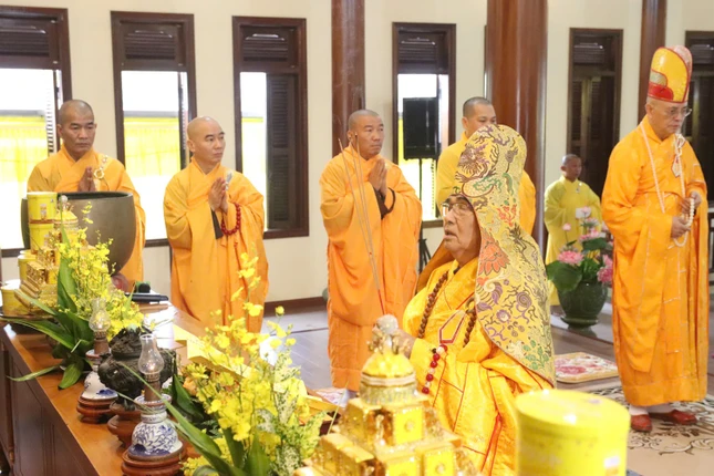 Hòa thượng Thích Chơn Phương niêm hương bạch Phật lễ khai kinh