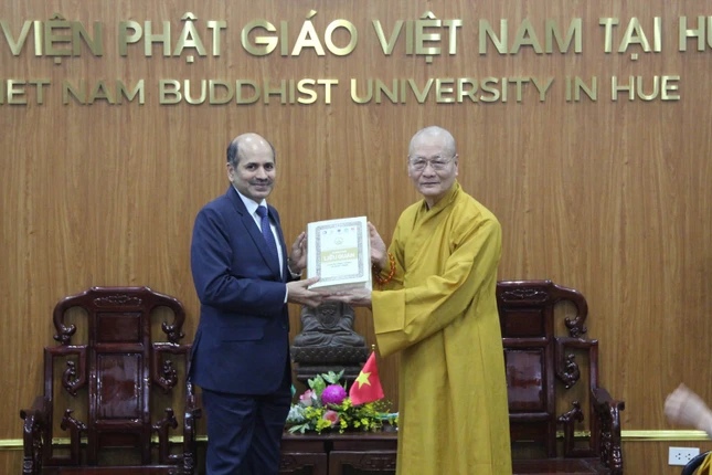 Hòa thượng Thích Hải Ấn trao tặng kỷ yếu Hội thảo khoa học “Thiền phái Liễu Quán: Lịch sử hình thành và phát triển”