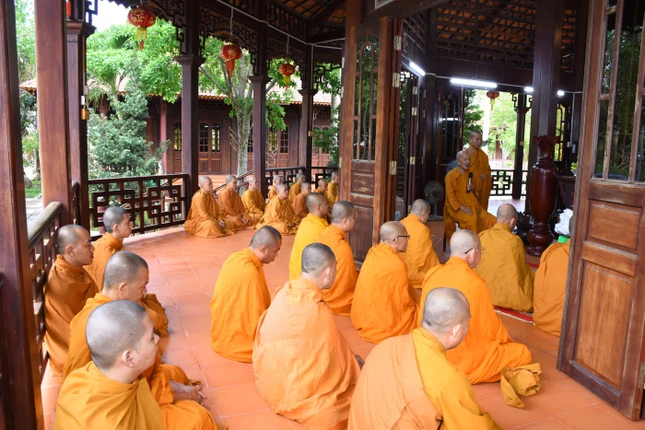 Trưởng lão Hòa thượng Thích Giác Giới sách tấn chư hành giả