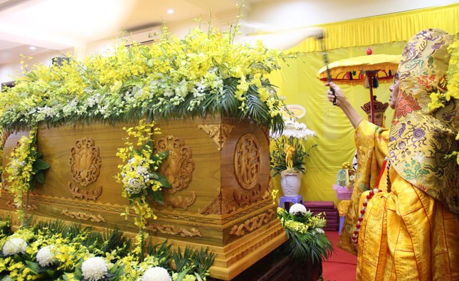 Trưởng lão Hòa thượng Thích Chơn Phương cử hành nghi lễ phất trần