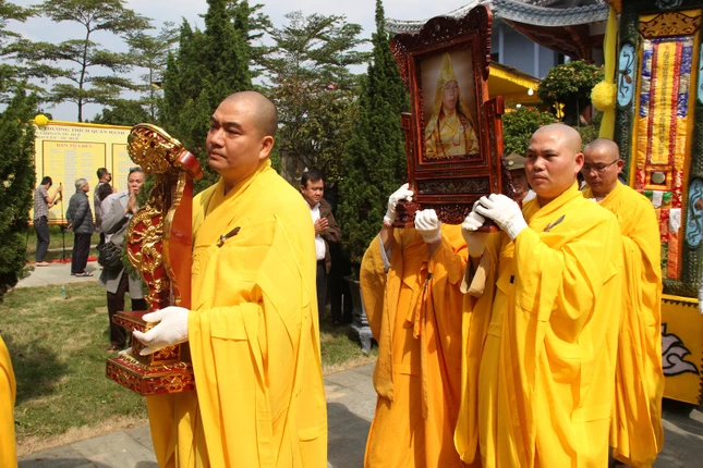 Cung thỉnh long vị, di ảnh Trưởng lão Hòa thượng rời Giác linh đường