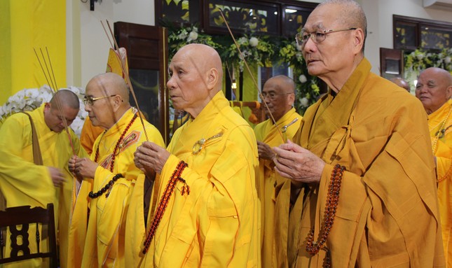 Chư tôn giáo phẩm thắp hương tưởng niệm