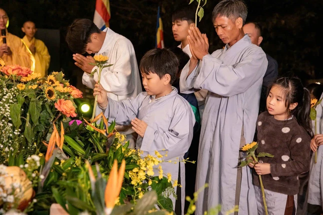 Dâng hoa cúng dường Đức Thế Tôn