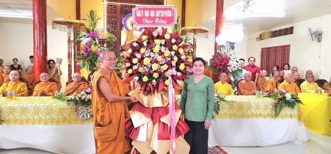 Lãnh đạo địa phương sở tại tặng hoa chúc mừng