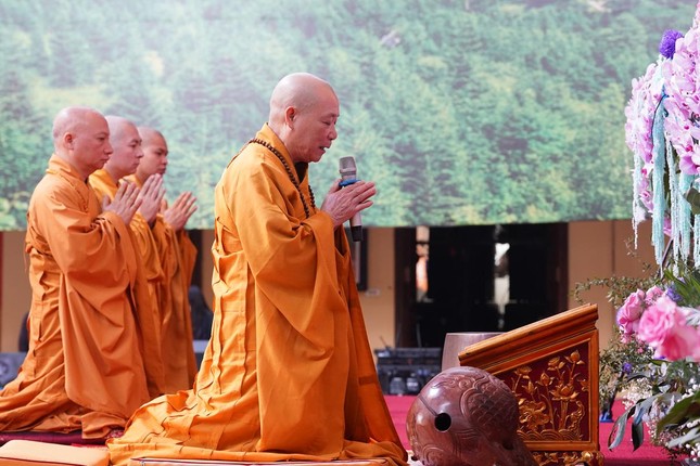 Chư tôn đức niêm hương, đảnh lễ Tam bảo