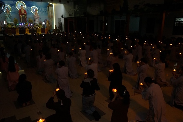 Thắp hoa đăng cầu nguyện