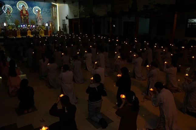 Thắp hoa đăng cầu nguyện