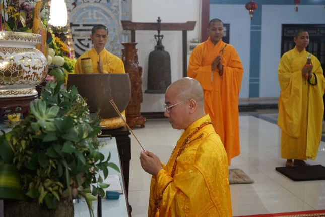 Thượng tọa Thích Thông Đạo chủ trì khóa lễ